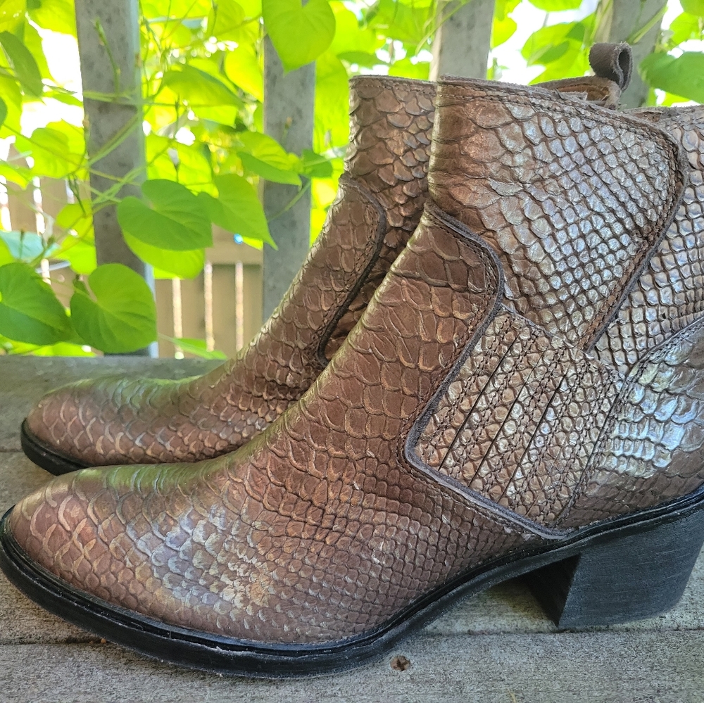 Donald J. PLINER  BOOTS